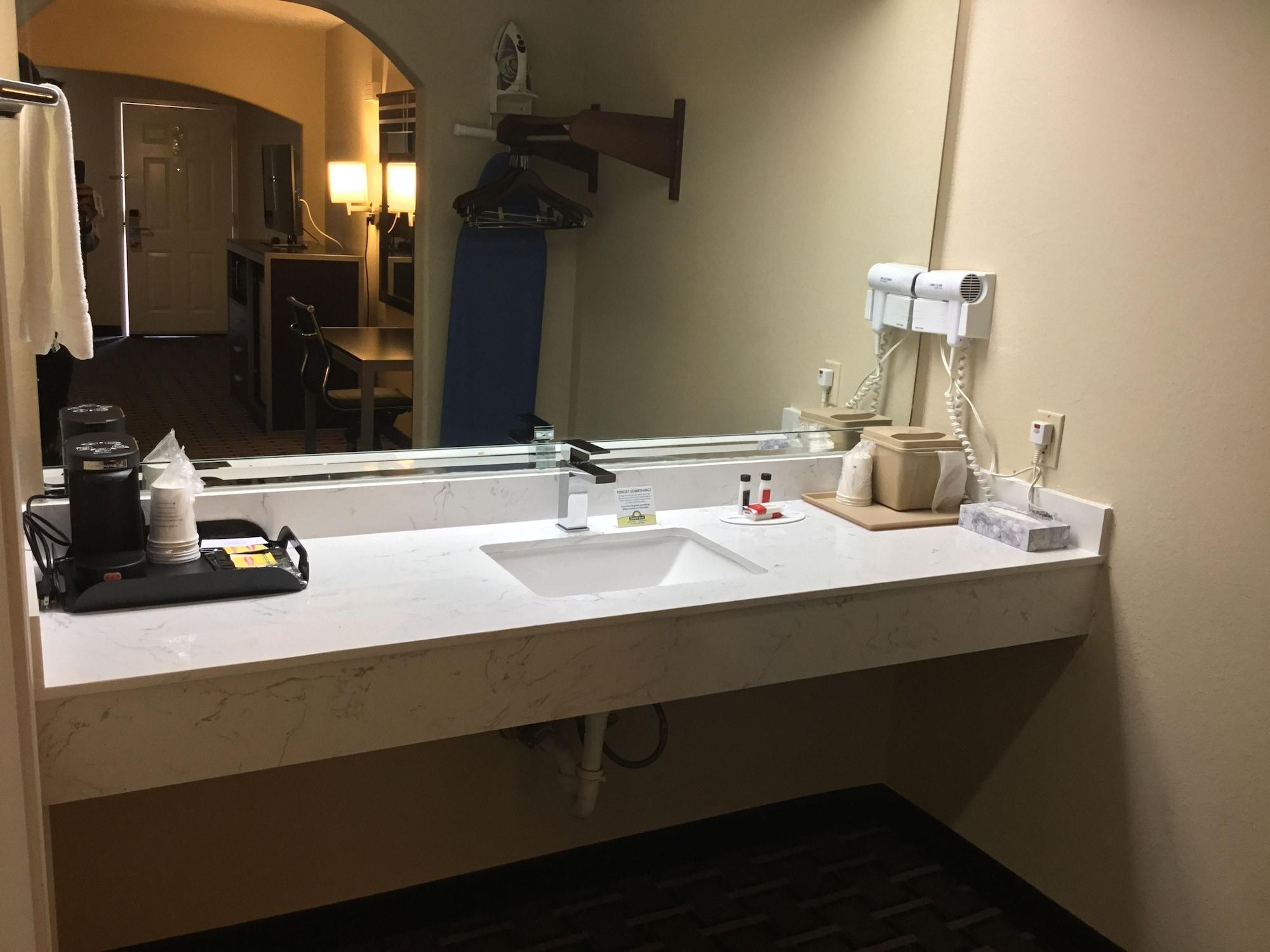 Days Inn & Suites By Wyndham Houston North - Spring Dış mekan fotoğraf