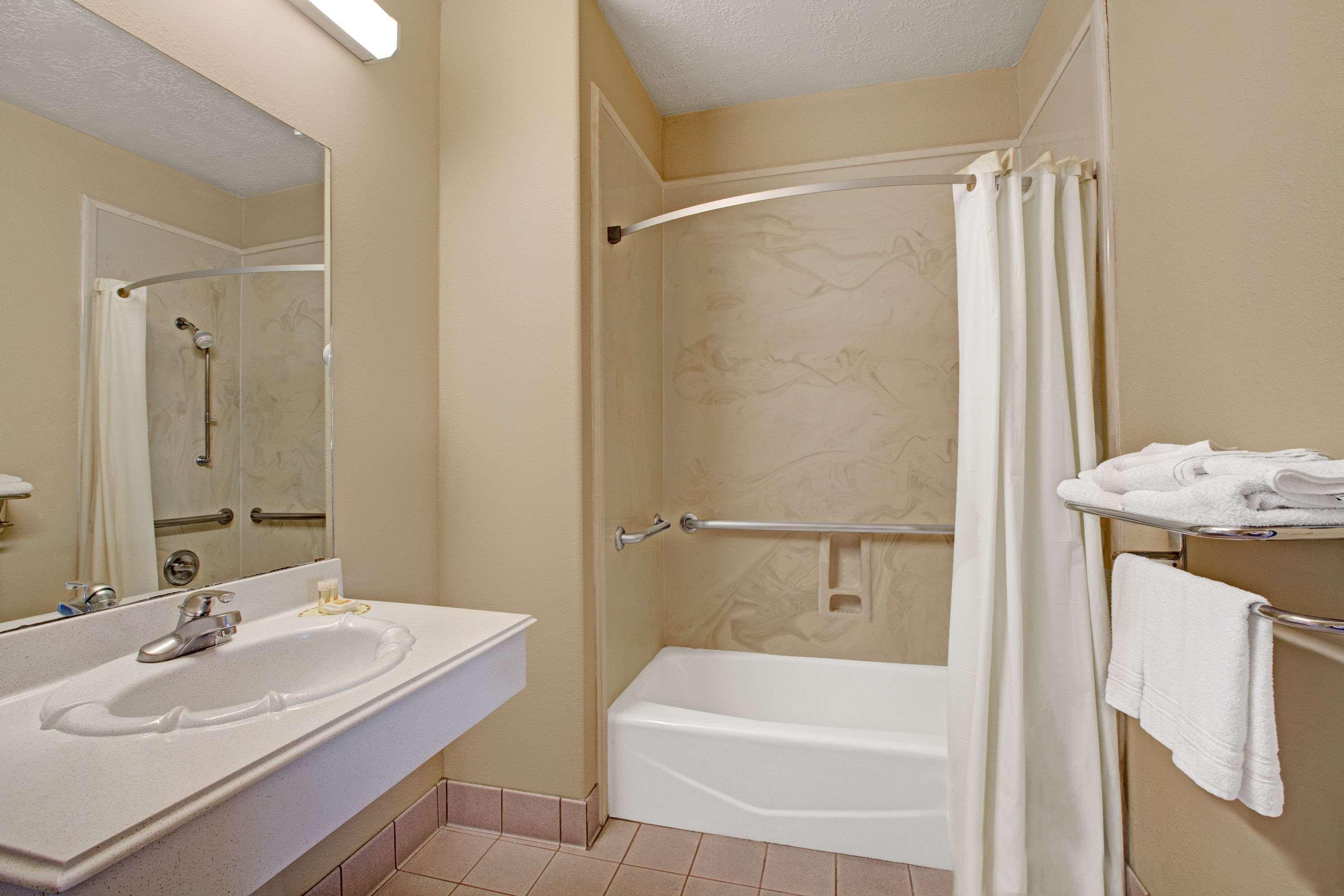 Days Inn & Suites By Wyndham Houston North - Spring Dış mekan fotoğraf