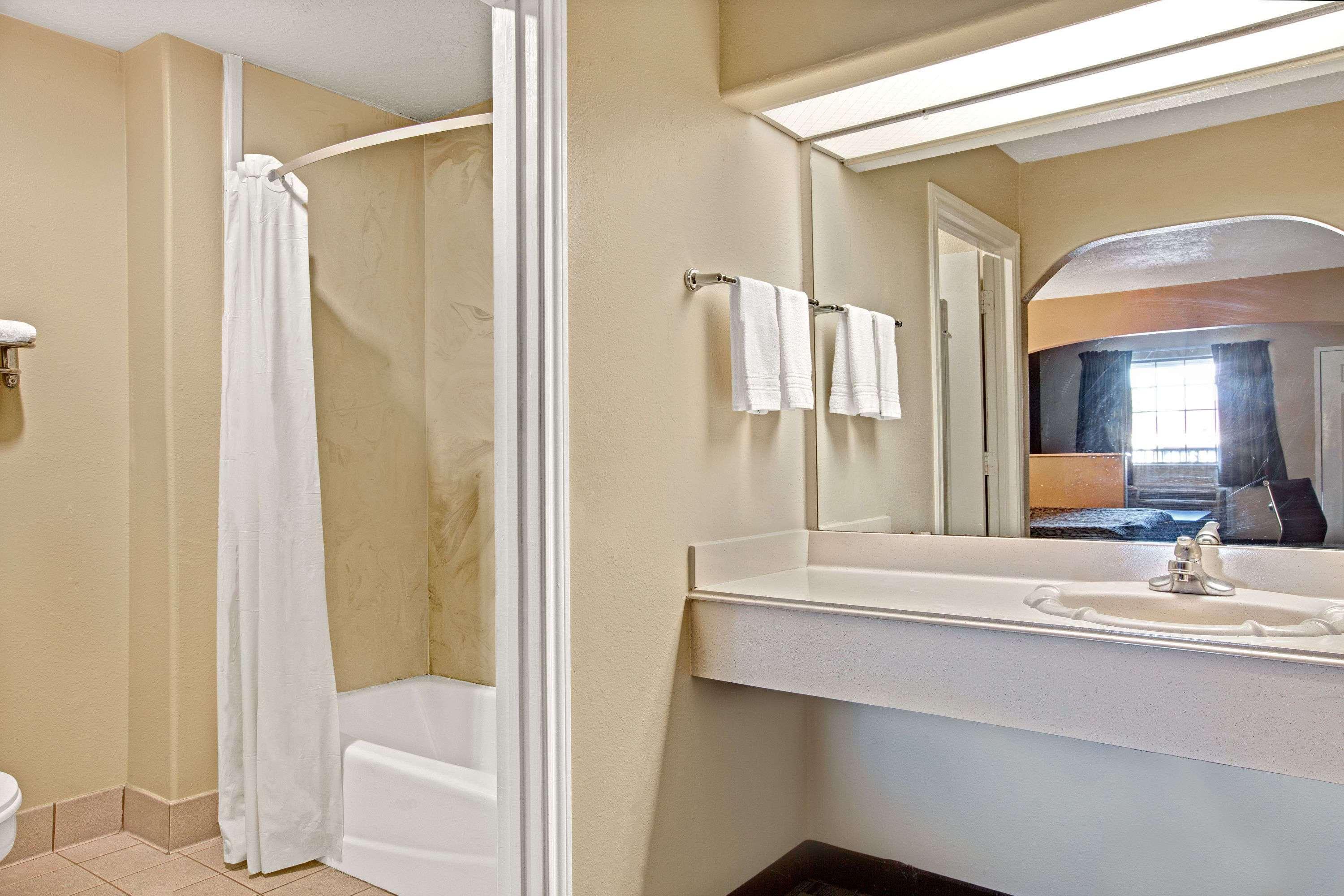 Days Inn & Suites By Wyndham Houston North - Spring Dış mekan fotoğraf