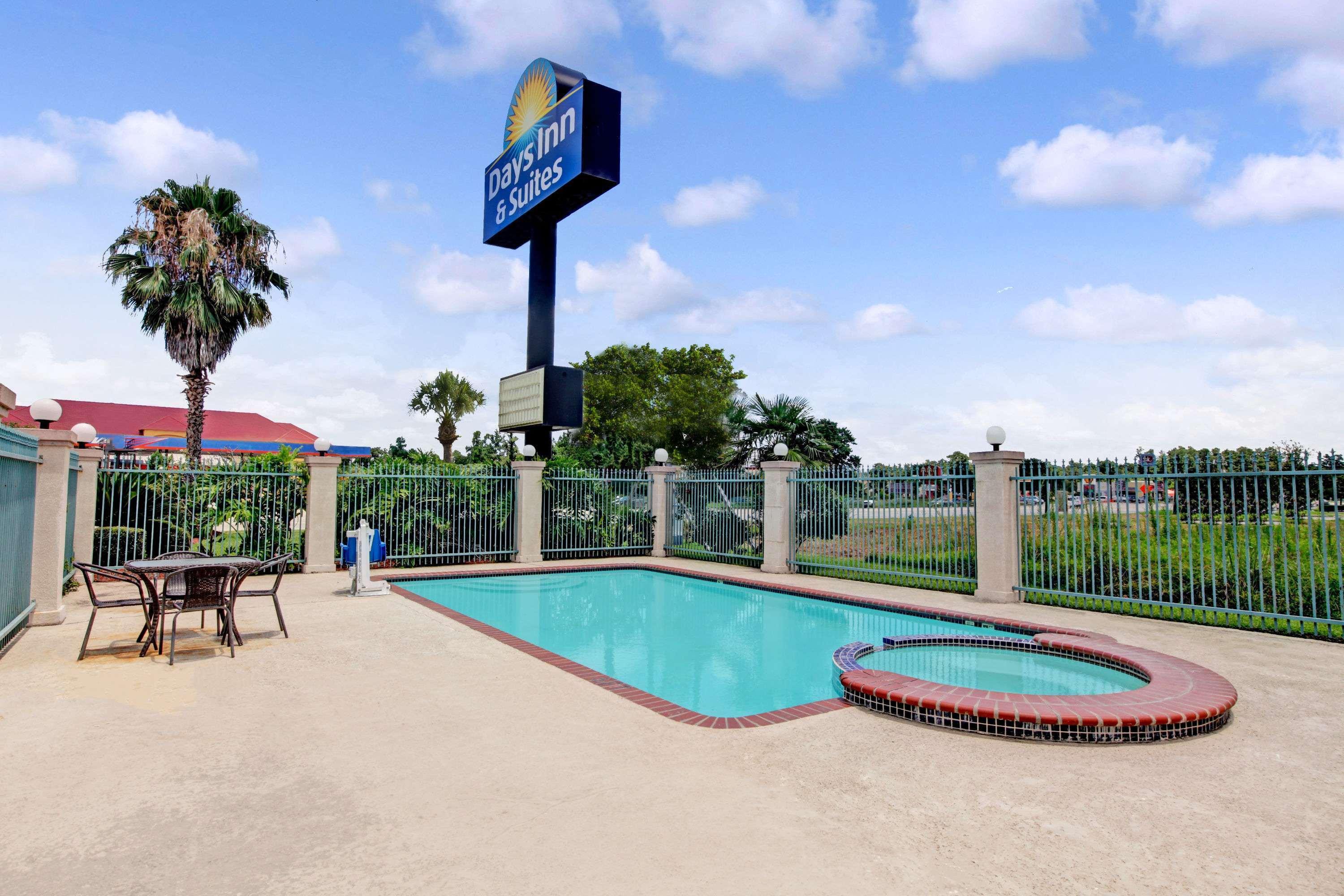 Days Inn & Suites By Wyndham Houston North - Spring Dış mekan fotoğraf