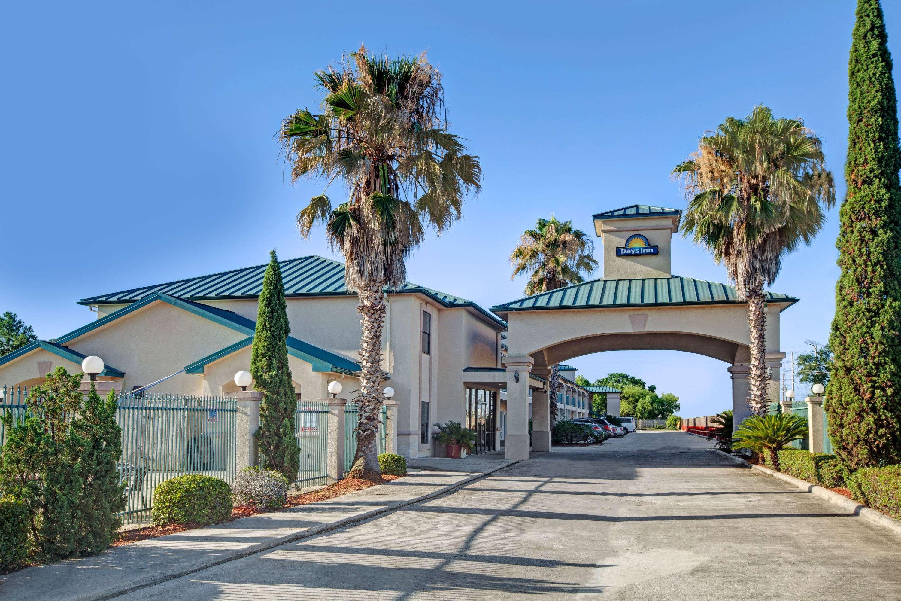 Days Inn & Suites By Wyndham Houston North - Spring Dış mekan fotoğraf