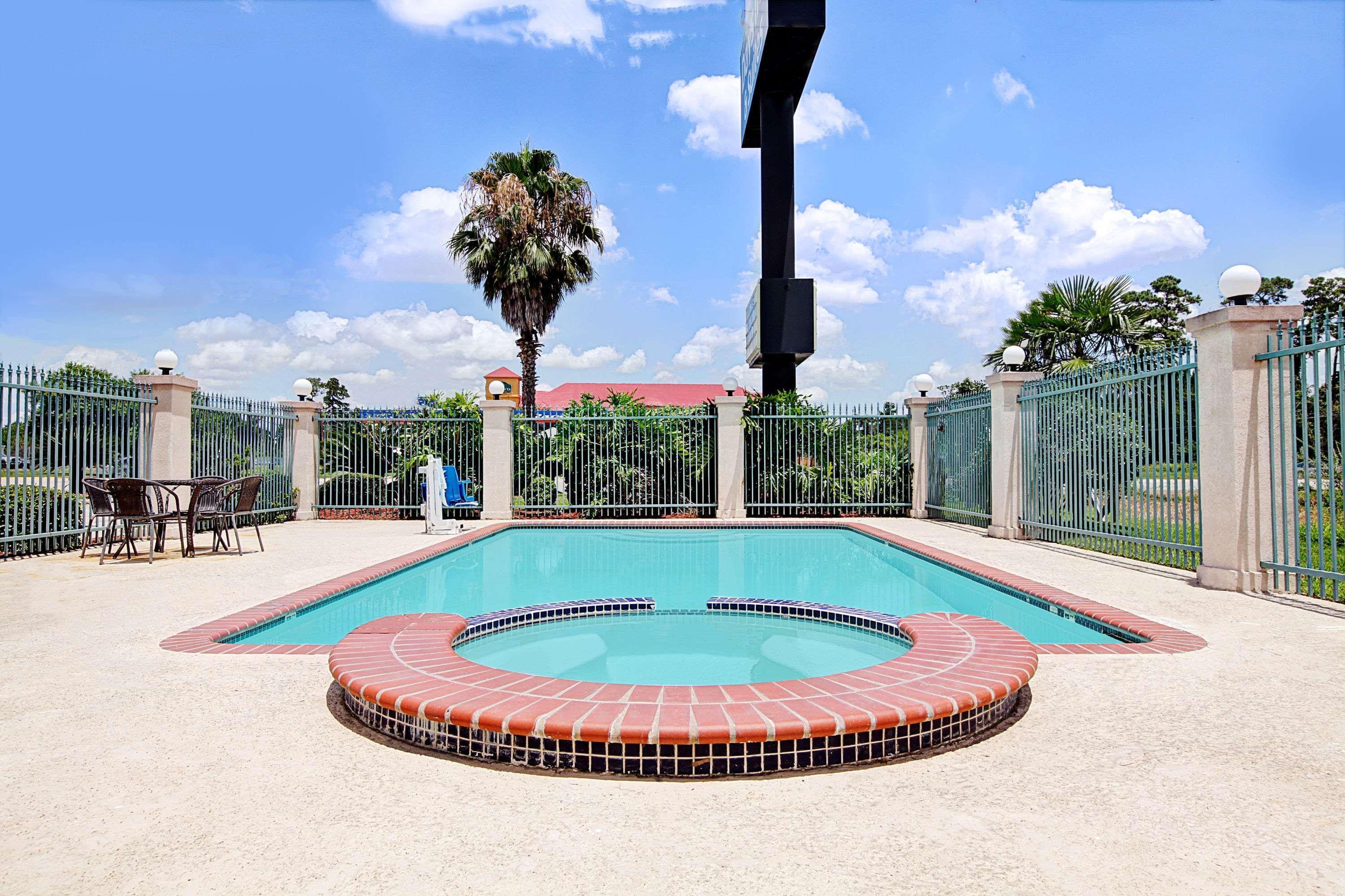 Days Inn & Suites By Wyndham Houston North - Spring Dış mekan fotoğraf